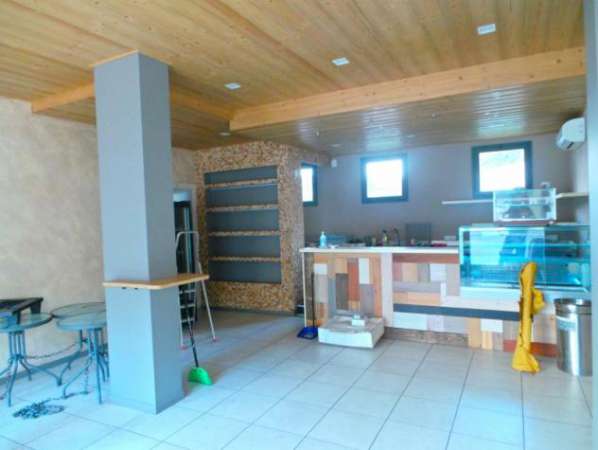 Foto Bar attrezzato con dehor