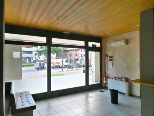 Foto Bar attrezzato con dehor