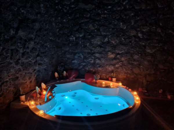 Foto Bellissima Camera Vasca Jacuzzi Piscina Interna,In Zona Acireale  anche day use