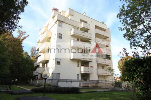 Foto BIASSONO, adiacenze parco, 4 locali uso ufficio.
