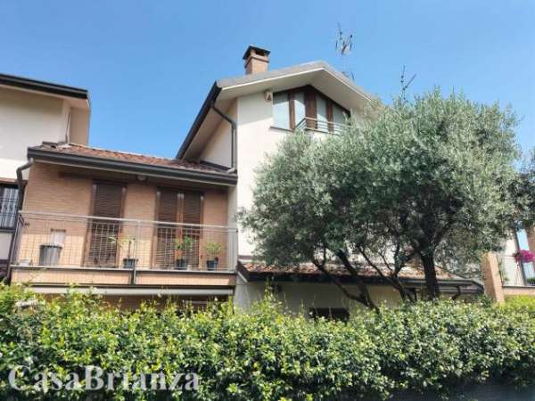 Foto Biassono appartamento ultimo piano zona parco, box