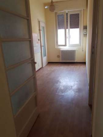 Foto Bilocale al primo piano con posto auto e balconi