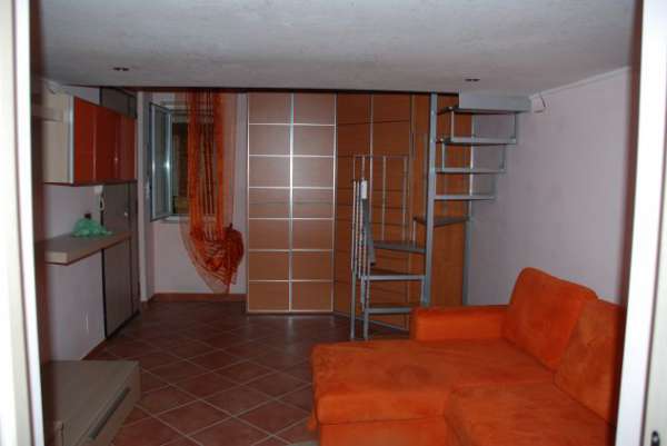 Foto bilocale arredato  in via centrale servito da uffici e servizi pubblici .