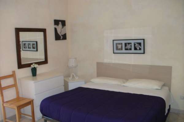 Foto Bilocale arredato su due livelli a Catania Centro.