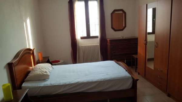 Foto Bilocale con posto auto e giardino privato