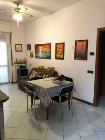 Foto Bilocale in affitto  secondo piano con balcone e cantina