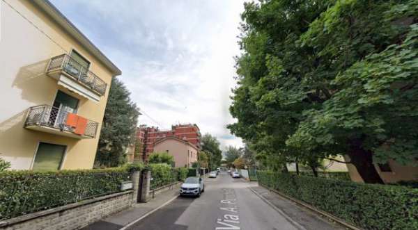 Foto BILOCALE IN ZONA PARCO A MONZA CON GIARDINO E BALCONE