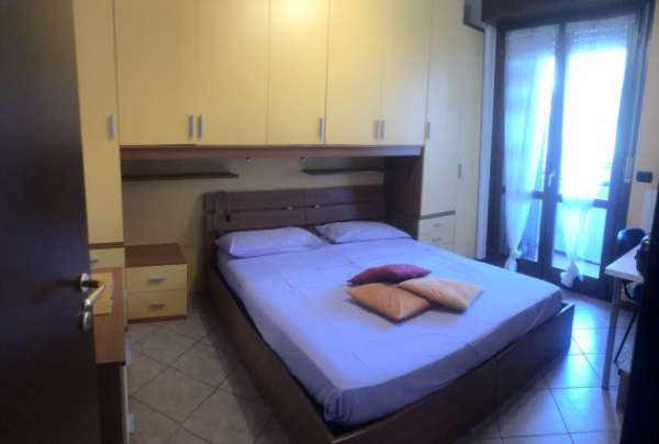 Foto Bilocale Milano MM Famagosta solo a donna lavoratrice