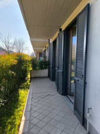 Foto BILOCALE moderno con SPAZIO ESTERNO