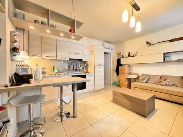 Foto Bilocale moderno e completamente arredato