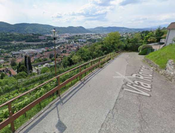 Foto Bilocale nel comasco con posto auto e cantina