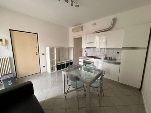 Foto BILOCALE SIGNORILE, ZONA ARCO S. LAZZARO