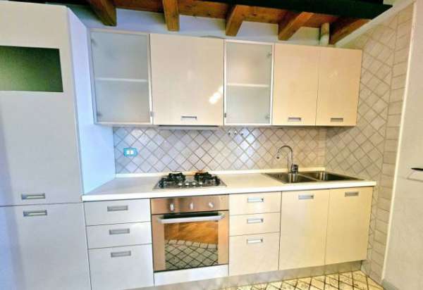 Foto Bilocale su due livelli con terrazza e posto auto