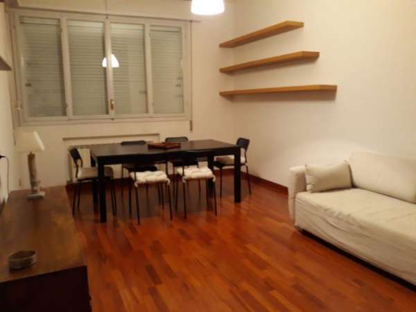 Foto Bologna Camera doppia per studentesse 250 + 250 via Ortolani 5