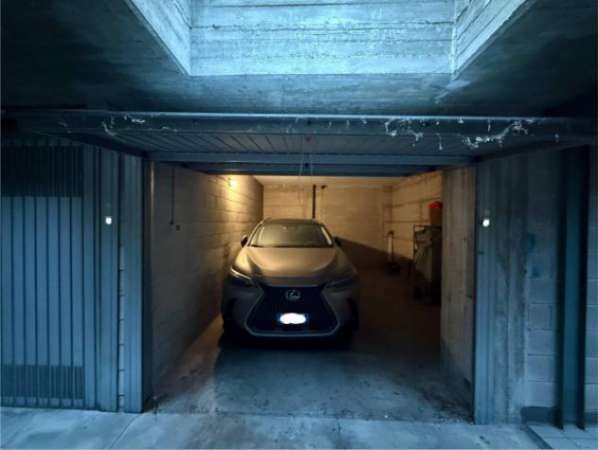 Foto Box / Garage di 24 m in affitto a Bollate