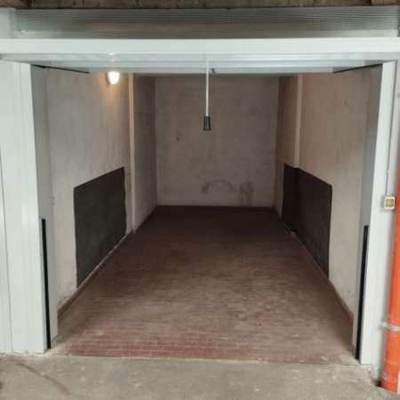 Foto Box auto in via Baschenis