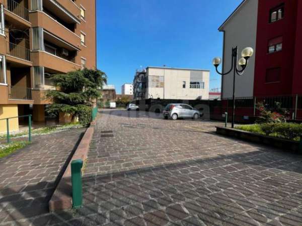 Foto Box in affitto a Monza - 1 locale 11mq