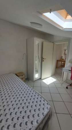 Foto Camera adiacenze tribunale per studentessa