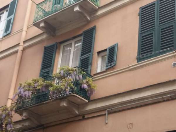 Foto Camera ammobiliata centralissima (ma non nel centro storico)