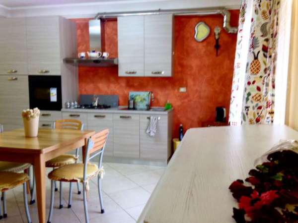 Foto CAMERA AMPIA E LUMINOSA IN APPARTAMENTO - Zona I Portali Le Zagare