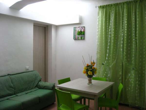 Foto Camera con due letti singoli e due postazioni di studio