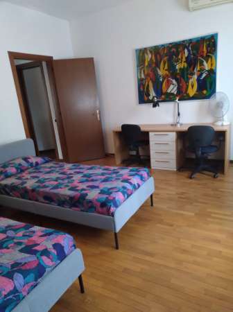 Foto Camera due letti con bagno