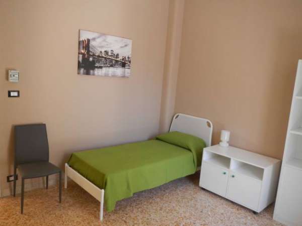 Foto CAMERA IN ELEGANTE APPARTAMENTO ZONA EMERICO AMARI/POLITEAMA