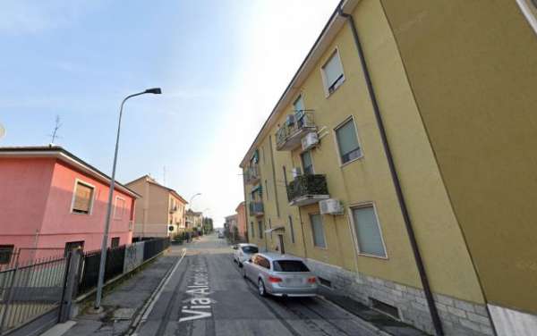 Foto Camera libera 400 eu zona Melegnano - Una persona