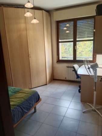 Foto Camera luminosa letto una piazza e mezzo