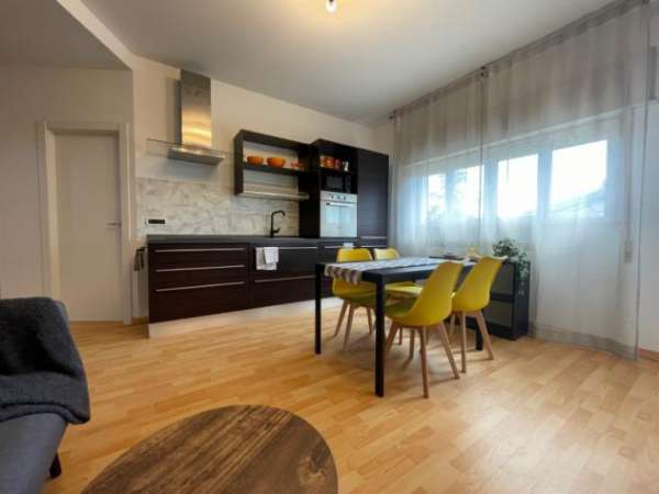 Foto Camera matrimoniale in tricamere con arredi nuovi