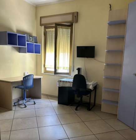 Foto Camera per studentessa a Napoli Centro