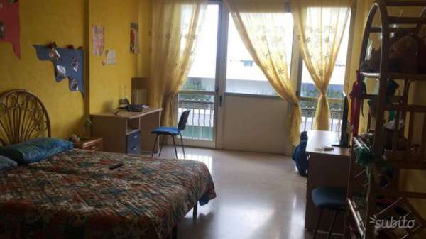 Foto camera singola a ragazza in piazza Mazzini Lecce