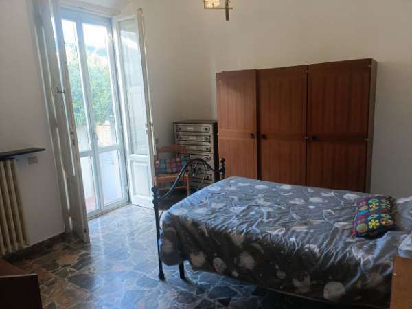 Foto camera singola,con bagni,cucina, sala studio in condivisione