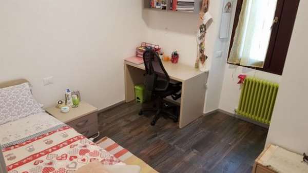 Foto Camera singola in appartamento moderno e confortevole a Trento