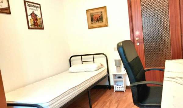 Foto Camera singola in villa a Trezzano sul Naviglio (MI) - 20 minuti per Porta Genov