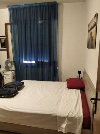 Foto Camera singola letto matrimoniale arredata, uso del bagno e cucina incluso.