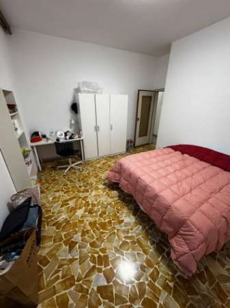 Foto Camera SINGOLA per STUDENTESSA Bologna VIA GALEOTTI