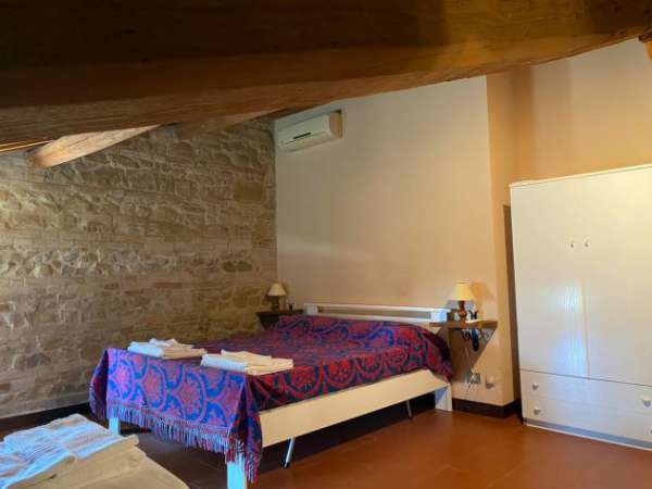 Foto CAMERE di diverse dimensioni con bagno privato in agriturismo