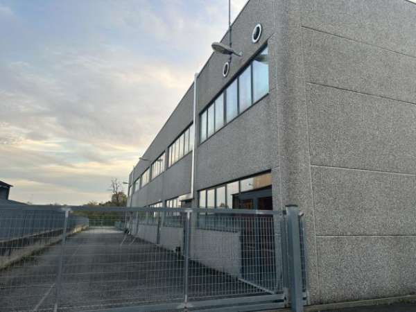 Foto Capannone / Fondo in affitto a Borgomanero