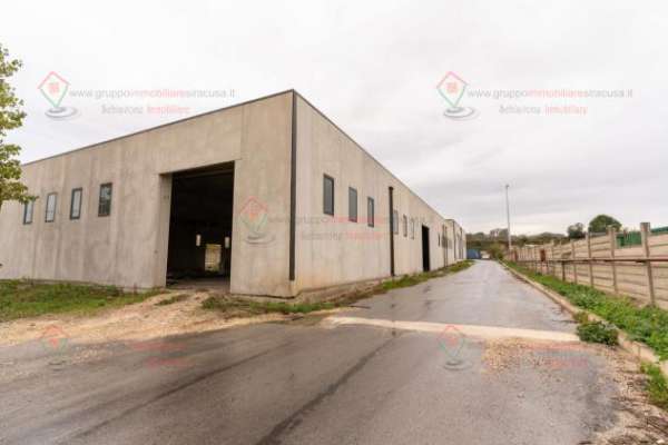 Foto Capannone / Fondo in affitto a Siracusa