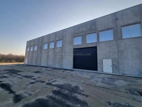 Foto Capannone 6000 mq con Altezza 12 METRI