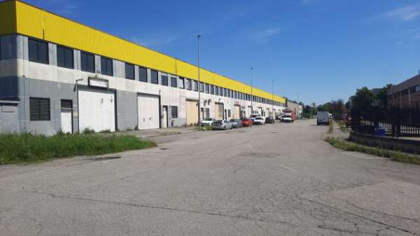 Foto CAPANNONE CERCASI IN AFFITTO  A CESANO BOSCONE ALMENO 600  Mq.