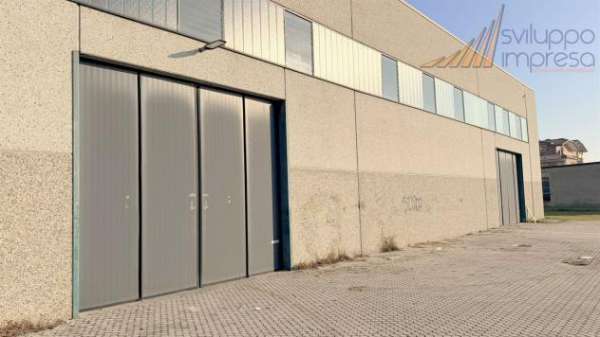 Foto CAPANNONE CON AMPIO CORTILE IN AFFITTO A LIMBIATE