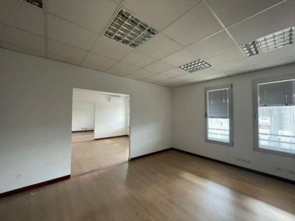 Foto Capannone con baie carico e scarico