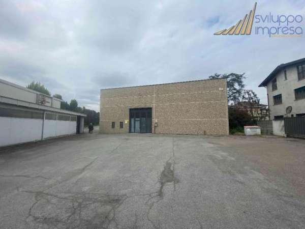 Foto CAPANNONE CON PIAZZALE E RIBALTE IN AFFITTO A DESIO