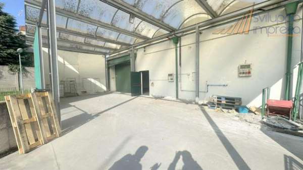 Foto CAPANNONE CON UFFICI IN AFFITTO A USMATE VELATE