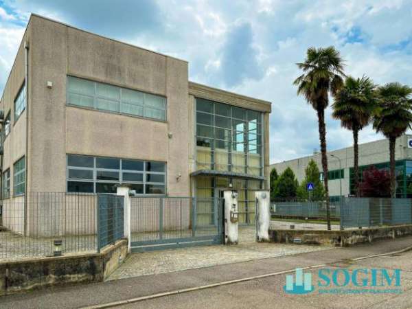 Foto Capannone in affitto a Azzate - 1 locale 680mq