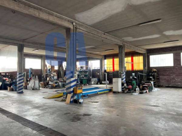 Foto Capannone in Affitto a Monza