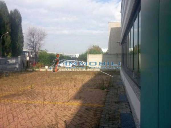 Foto Capannone in Affitto a Peschiera Borromeo