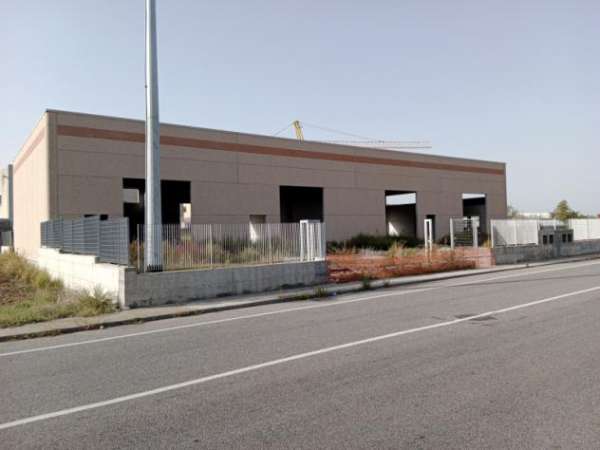 Foto Capannone in Via dell'Industria